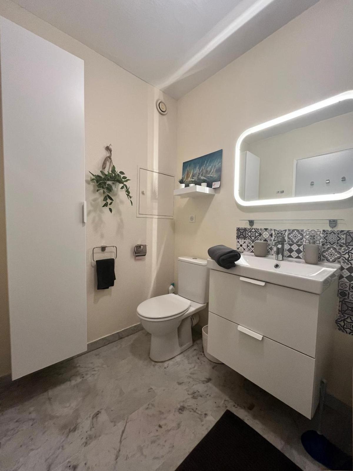 Grand Studio Localisation Ideale Antibes Buitenkant foto